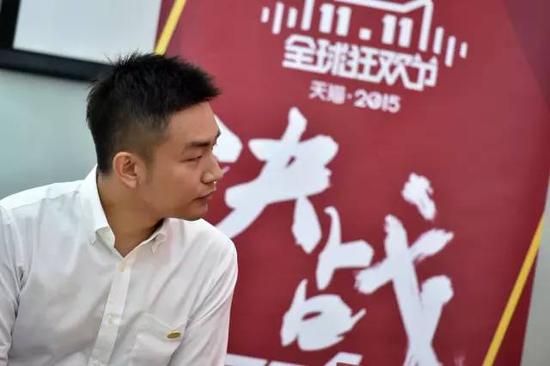 10月28日，廣州某商家在辦公室內掛出“決戰(zhàn)雙十一”的口號。記者走訪廣州多家網商看到，相比往年，商家大多提早開始為“雙11”網購狂歡節(jié)做準備，生產、營銷、物流等環(huán)節(jié)都已進入臨戰(zhàn)狀態(tài)。(梁旭攝影)。