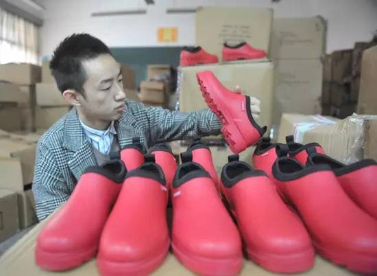 10月31日，在浙江農林大學創(chuàng)業(yè)孵化園內，一名大學生在電子商務公司倉庫內登記鞋子型號。隨著“雙十一”臨近，浙江農林大學創(chuàng)業(yè)孵化園內的大學生電商們開始備足貨源，策劃促銷方案，迎接購物大潮。(胡劍歡攝影)