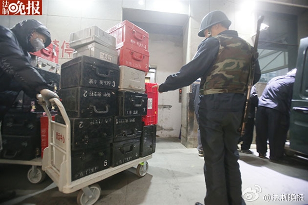 新版人民幣出庫(kù)實(shí)拍！43輛特種車排隊(duì)取運(yùn)