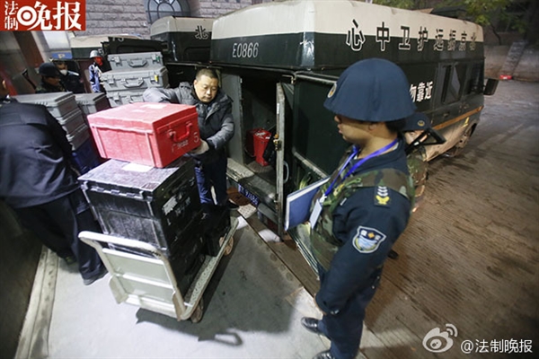 新版人民幣出庫(kù)實(shí)拍！43輛特種車排隊(duì)取運(yùn)