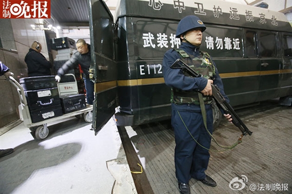 新版人民幣出庫(kù)實(shí)拍！43輛特種車排隊(duì)取運(yùn)