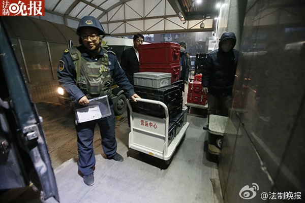 新版人民幣出庫(kù)實(shí)拍！43輛特種車排隊(duì)取運(yùn)