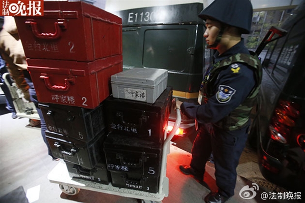 新版人民幣出庫(kù)實(shí)拍！43輛特種車排隊(duì)取運(yùn)