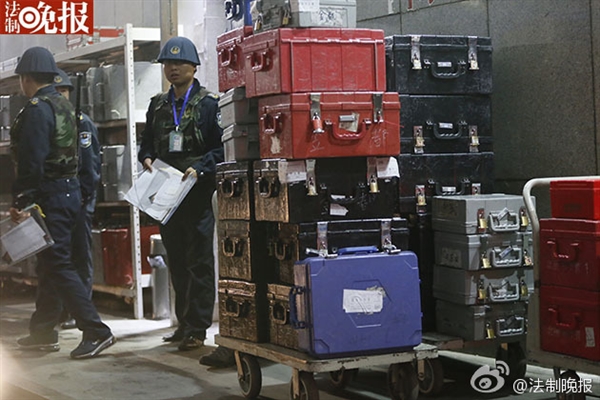 新版人民幣出庫(kù)實(shí)拍！43輛特種車排隊(duì)取運(yùn)