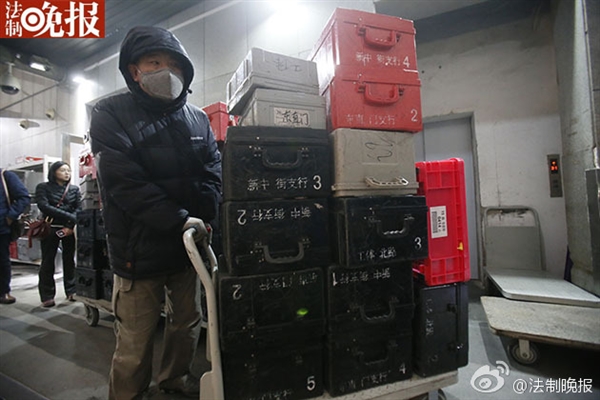 新版人民幣出庫(kù)實(shí)拍！43輛特種車排隊(duì)取運(yùn)