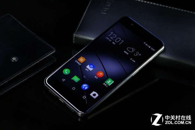 Gigaset ME pro采用1920x1080像素的5.5英寸屏幕，高通驍龍810處理器，3GB RAM+32GB ROM，以及800萬像素+后置2000萬像素的組合，電池容量4000mAh。相比Gigaset ME，除了機身更大、在后置攝像頭配置以及電池上優(yōu)勢明顯。