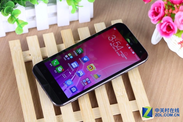華碩鷹眼ZenFone Zoom是一款以拍照見(jiàn)長(zhǎng)的機(jī)型，其后置相機(jī)為1300萬(wàn)像素，采用Panasonic SmartFSI傳感器，10枚HOYA鏡片，擁有雙色溫LED閃光燈，可實(shí)現(xiàn)3倍光學(xué)變焦、OIS光學(xué)防抖，并擁有75°廣角。前置攝像頭則是主流的500萬(wàn)像素，擁有f/2.0大光圈及88°廣角，考慮到用戶的自拍需求，也加入了美顏模式。
