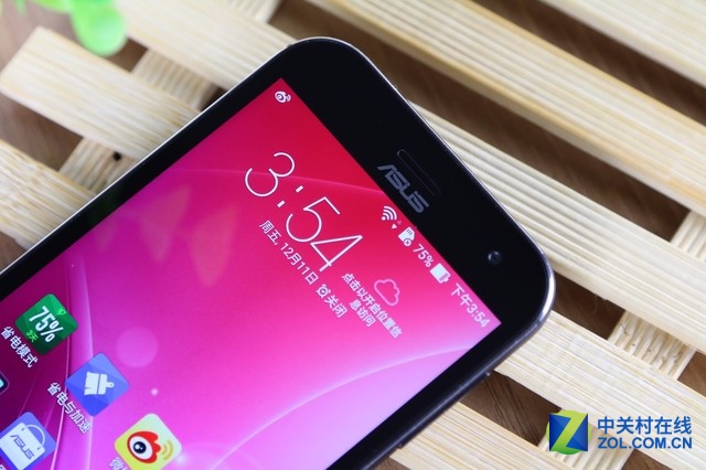 華碩鷹眼ZenFone Zoom是一款以拍照見(jiàn)長(zhǎng)的機(jī)型，其后置相機(jī)為1300萬(wàn)像素，采用Panasonic SmartFSI傳感器，10枚HOYA鏡片，擁有雙色溫LED閃光燈，可實(shí)現(xiàn)3倍光學(xué)變焦、OIS光學(xué)防抖，并擁有75°廣角。前置攝像頭則是主流的500萬(wàn)像素，擁有f/2.0大光圈及88°廣角，考慮到用戶的自拍需求，也加入了美顏模式。