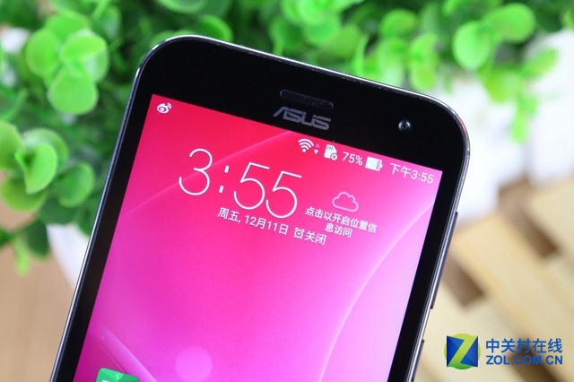 華碩鷹眼ZenFone Zoom是一款以拍照見(jiàn)長(zhǎng)的機(jī)型，其后置相機(jī)為1300萬(wàn)像素，采用Panasonic SmartFSI傳感器，10枚HOYA鏡片，擁有雙色溫LED閃光燈，可實(shí)現(xiàn)3倍光學(xué)變焦、OIS光學(xué)防抖，并擁有75°廣角。前置攝像頭則是主流的500萬(wàn)像素，擁有f/2.0大光圈及88°廣角，考慮到用戶的自拍需求，也加入了美顏模式。