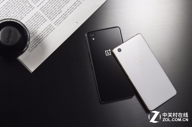 10月29日發(fā)布的一加手機(jī)X搭載高通驍龍801處理器+2GB RAM，提供16GB ROM，擁有5英寸AMOLED顯示屏，前置800萬(wàn)像素?cái)z像頭，后置1300萬(wàn)像素?cái)z像頭，售價(jià)1499元。