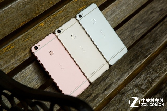 vivo X6是vivo于11月30日在北京水立方發(fā)布的年度旗艦產(chǎn)品之一，目前該機已經(jīng)在全國全面上市，其中雙4G版售價為2498元、全網(wǎng)通版售價為2598元、同時在vivo官方商城也開啟豪禮預(yù)約銷售，并于12月7日在線上現(xiàn)貨搶購。那么這樣一款引發(fā)了全民關(guān)注的<a href=/mobile/ target=_blank class=infotextkey>智能手機</a>到底如何呢？能不能成為2016年街機呢？來，先看看臉！