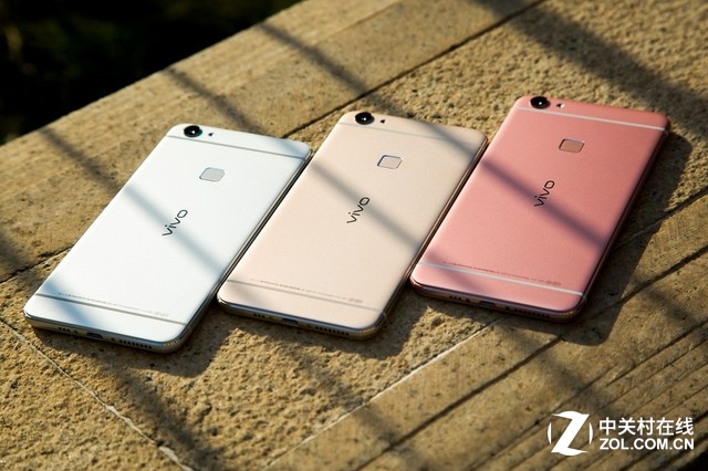 夠快才暢快vivo X6正面采用了2.5D弧面玻璃，并用鋯砂噴涂工藝，經(jīng)過57道工序和3448秒的一體化真?全金屬機身，其金屬占比達(dá)了業(yè)內(nèi)最高的98.3%，并擁有金色、銀色和玫瑰金三個顏色，加上流線美弧設(shè)計，使得該機擁有擁有極佳手感。