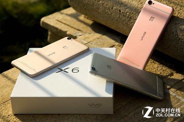 同時，夠快才暢快vivo X6使用了vivo天線革新技術(shù)解決信號問題：特征模射頻天線+智能雙天線，使得天線靈敏度提升50%，并能根據(jù)信號環(huán)境自動匹配最佳射頻電路，獲得最佳的通話體驗。