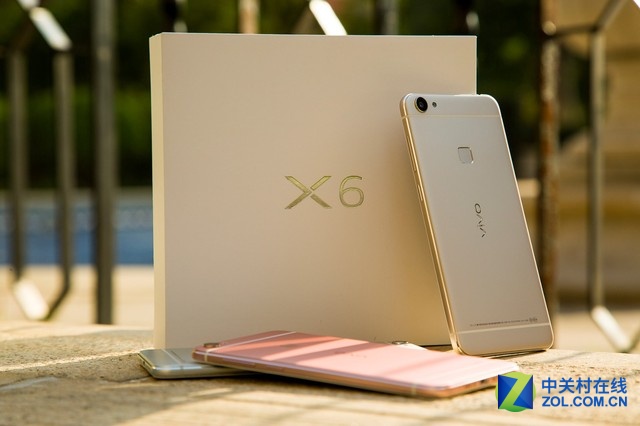 夠快才暢快vivo X6的信號帶僅有1.5mm，屬于行業(yè)領(lǐng)先水平，遠(yuǎn)低于<a href=/mobile/iphone/ target=_blank class=infotextkey>iPhone</a>等產(chǎn)品的信號帶寬度，讓夠快才暢快vivo X6看起來更加美觀。