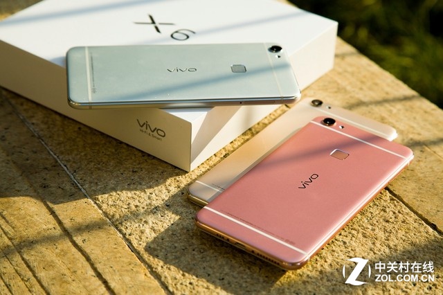 功能上，夠快才暢快vivo X6搭載了vivo基于Android 5.1深度定制開發(fā)的Funtouch OS 2.5<a href=/pc/system/ target=_blank class=infotextkey>系統(tǒng)</a>，擁有人性化進程管理、改進的ART虛擬機機制、根據(jù)使用場景自動調(diào)節(jié)<a href=/tags/137-0.html target=_blank class=infotextkey>CPU</a>運行模式的CPU場景識別系統(tǒng)、可以使程序開啟速度提升20%的快速響應(yīng)機制等等，不但讓系統(tǒng)自帶程序的<a href=/tags/2778-0.html target=_blank class=infotextkey>內(nèi)存</a>占用降低了25%以上，還擁有超過三十項的流暢性優(yōu)化。