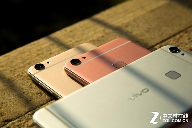 并且，夠快才暢快vivo X6支持分屏多任務(wù)，可以實現(xiàn)在同一屏幕一邊看視頻、一邊聊<a href=/tags/29-0.html target=_blank class=infotextkey>微信</a>，不用再來回切換，既為用戶節(jié)省了更多的流量，不用收到廣告的騷擾，更為用戶節(jié)省了操作的時間、提升了操作體驗。