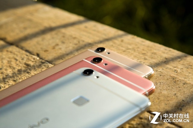 同時，夠快才暢快vivo X6還搭載了熄屏解鎖僅0.4秒、亮屏解鎖僅0.2秒的360度極速按壓式指紋識別，屬于行業(yè)最快水準(zhǔn)。
