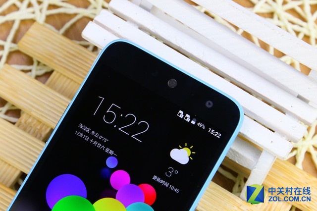 中興Blade A1配有5英寸大小的HD屏，聯(lián)發(fā)科MT6735處理器以及2GB+16GB的內(nèi)存組合，運行全新基于Android5.1系統(tǒng)的Mifavor3.2系統(tǒng)。拍照端該機則配備有1300萬像素+800萬像素鏡頭的組合，還有2800毫安時的電池，并且可以支持雙卡雙待。