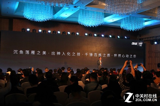 主打3倍光學(xué)變焦的華碩鷹眼依舊搭載了強(qiáng)勁的Intel Atom處理器和4GB運(yùn)存，機(jī)身加入了金屬邊框和小牛皮高檔皮革，為手機(jī)帶來全方位的旗艦體驗(yàn)。2.5GHz/128GB版售價(jià)3199元，2.3GHz/64GB版本僅售2799元，目前已經(jīng)在京東接受預(yù)定，12月18日正式開售。