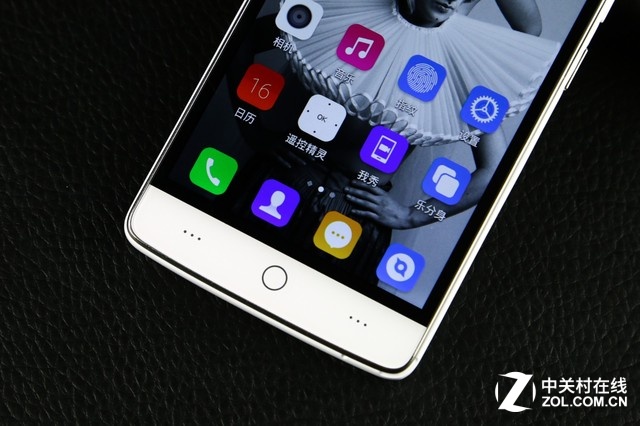 TCL樂玩2C的“樂控2.0”功能通過紅外傳感器，能夠幫助用戶<a href=/mobile/ target=_blank class=infotextkey>手機</a>遙控空調(diào)、電視設備，針升級后的紅外技術(shù)2.0以及全面優(yōu)化的樂玩軟件，可以實現(xiàn)99%的精準遙控。