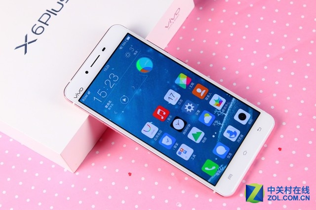 vivo X6Plus在采用64位8核處理器+4GB超大運存的同時，搭載了5.7英寸的超大屏幕，同時還內(nèi)置了64GB超大的存儲容量，并同樣支持最大128GB的內(nèi)存卡拓展，vivo X6Plus還將電池容量升級到3000毫安的超大電池，配合雙引擎閃充功能讓續(xù)航更加長久，充電更加方便。vivo X6Plus和X6一樣，采用了2.5D弧面玻璃配合金屬占比達(dá)到業(yè)內(nèi)最高的98.3%的一體化機(jī)身。