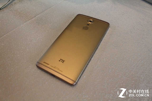 手機(jī)搭載了基于Android 5.1<a href=/pc/system/ target=_blank class=infotextkey>系統(tǒng)</a>的Mifavor 3.5 UI，前后1300萬像素攝像頭擁有5級智能美顏，后置1600萬像素攝像頭支持PDAF 0.1秒快速對焦及F1.9大光圈。