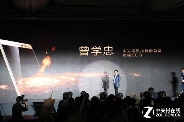 中興通訊執(zhí)行副總裁 終端CEO 曾學(xué)忠先生為發(fā)布會致辭。