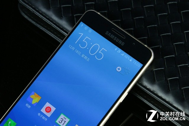 三星Galaxy A5 2016版在外觀和性能上獲得了全面提升，讓其在中端和年輕用戶市場持續(xù)保持競爭力。在外形上Galaxy A5 2016版放棄了傳統(tǒng)金屬設(shè)計，加入了更具活力的雙面玻璃元素，更符合年輕用戶群體的口味，正面首次使用流行的2.5D康寧大猩猩玻璃，視覺圓潤通透，手感細膩飽滿，曲面玻璃和金屬側(cè)邊的緊密結(jié)合也再次彰顯了三星強大的工藝設(shè)計能力。