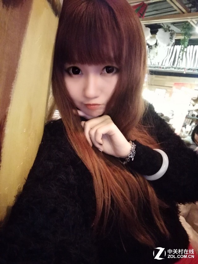 全新夜景多幀算法，配合創(chuàng)新的智能柔光燈以及智能LCD補光技術，讓夜景下的你更出彩。