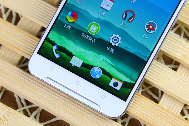 HTC One X9采用5.5寸1080p屏幕，搭載Helio X10 MT6795T處理器，還有3GB+32GB內(nèi)存組合，擁有1300萬像素主攝像頭，支持OIS光學(xué)防抖，500萬像素自拍攝像頭。還配備3000mAh電池，支持雙卡雙待雙4G。