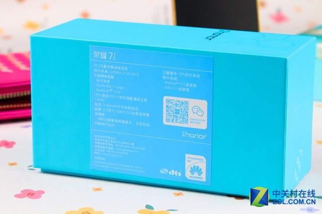 榮耀7i擁有1080P分辨率的5.2英寸屏幕，搭載高通驍龍616處理器，內(nèi)置3GB運(yùn)行內(nèi)存和32GB本地存儲空間，使用可翻轉(zhuǎn)1300萬像素?cái)z像頭，電池容量為3100mAh，側(cè)邊配有指紋識別傳感器。