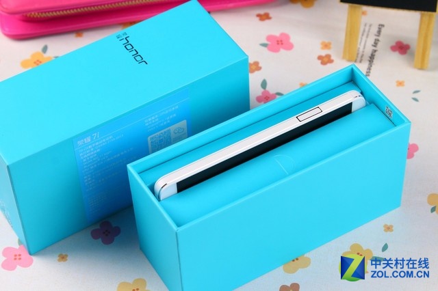 榮耀7i分別有全網(wǎng)通、雙4G/電信、移動三個(gè)版本，售價(jià)分別為1899元、1699元和1599元。