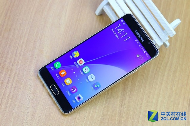 三星Galaxy A7 2016版搭載了5.5英寸1080P分辨率屏幕，采用Super AMOLED材質(zhì)，機(jī)身表面為玻璃+金屬的材質(zhì)，并配備了指紋識(shí)別功能。在硬件配置上采用的高通驍龍615八核64位處理器，配以3GB內(nèi)存，整機(jī)性能更上一個(gè)臺(tái)階，帶來震撼的視覺體驗(yàn)。在拍照方面配備了1300萬像素主攝像頭和500萬像素主攝像頭，均采用F1.9大光圈，支持OIS光學(xué)防抖。