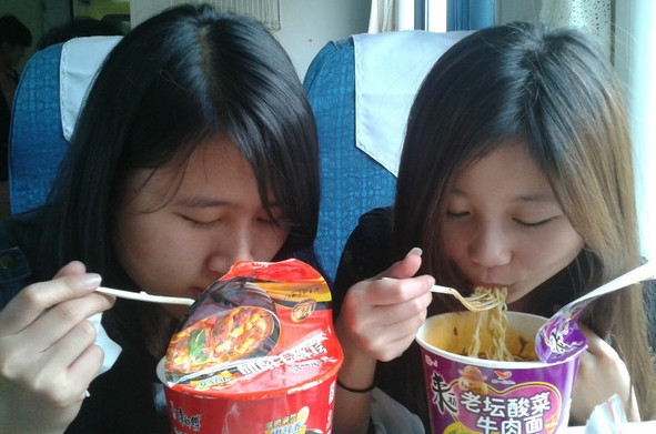 盒飯?zhí)?！高鐵為何不賣方便面？鐵總說出真相...