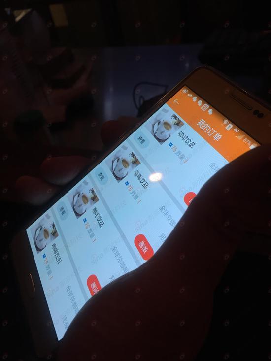 高子強老人用網(wǎng)絡黃金兌換券在全球兌App中成功換得一杯熱飲