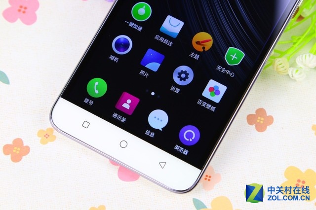 大神Note3高配版搭載了MT6753八核64位處理器，主頻1.3GHz；運(yùn)行內(nèi)存方面達(dá)到了3GB，大神Note3高配版配備了5.5英寸豪情屏幕，以及1300萬(wàn)像素?cái)z像頭。同時(shí)全新升級(jí)的大神Note3高配版還擁有強(qiáng)大的隱私安全防護(hù)能力，而該機(jī)的售價(jià)仍為899元，性價(jià)比十分突出。