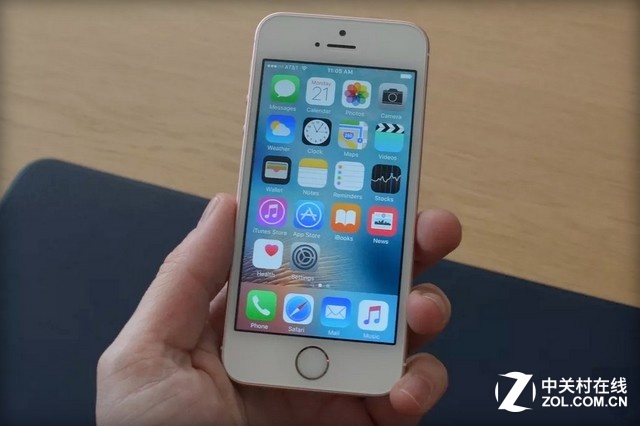 無論尺寸還是外觀iPhone SE與iPhone 5s沒有變化，就相當(dāng)于將iPhone 6s裝進了iPhone 5s機身內(nèi)，少了3D Touch。