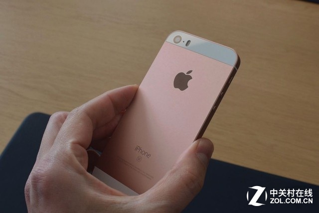 玫瑰金是讓別人一眼認出iPhone SE的重要依據(jù)，買什么顏色秒懂了吧。