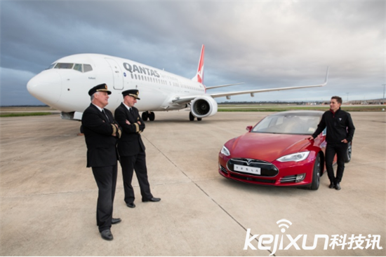 Model S公然追逐飛機 最強急速跑車來襲！