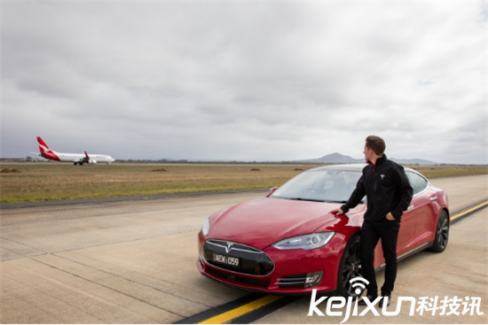 Model S公然追逐飛機 最強急速跑車來襲！