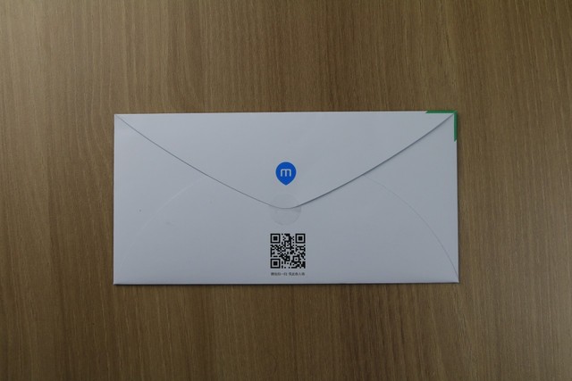背面也簡簡單單，我甚至認(rèn)為是同事打開后沒有裝好。