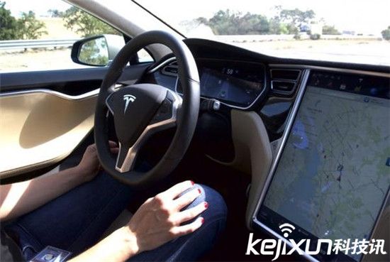 特斯拉汽車自動(dòng)躲避車禍 無人駕駛真安全？