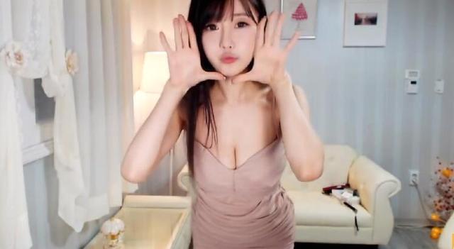 <a href=/mobile/ target=_blank class=infotextkey>手機</a>直播為什么這么火？草根對女主播需求沒變