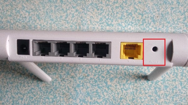 按住RESET按鈕，把360路由器恢復出廠設置