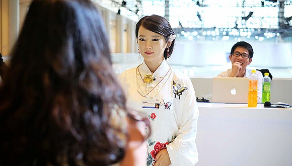 多款高仿真美女機(jī)器人現(xiàn)身達(dá)沃斯：與真人如同姐妹