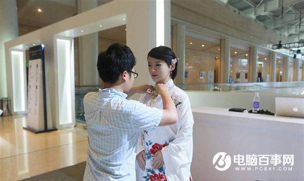 中國最美女機器人亮相：古色古香 美艷動人！