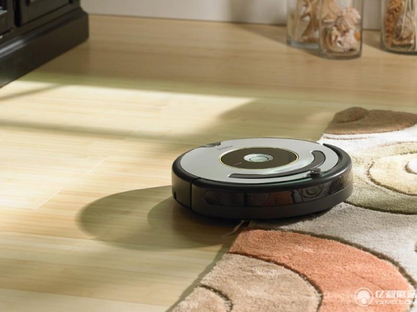 當(dāng)Roomba掃地機(jī)器人遇上便便    鏟屎官們哭暈在廁所