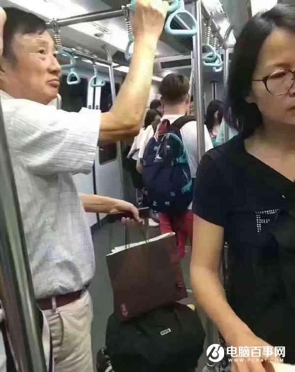 低調(diào)！華為創(chuàng)始人任正非自己提行李擠車廂