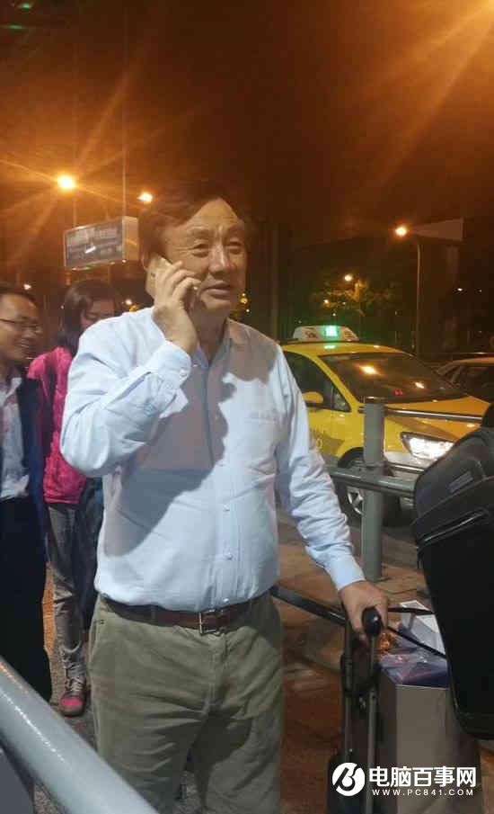 低調(diào)！華為創(chuàng)始人任正非自己提行李擠車廂