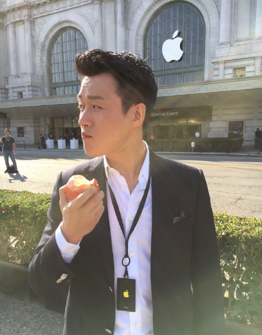 iPhone7發(fā)布會邀請唯一中國明星：蘋果總部門前啃蘋果